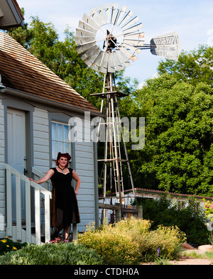 Style des années 1950 pinup model posing comme une femme au foyer Banque D'Images