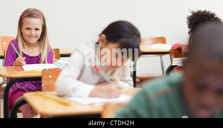 Petite fille assise dans la classe Banque D'Images