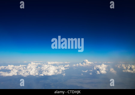 Ciel bleu au-dessus des nuages blancs Banque D'Images