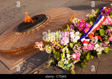 Tombe du Soldat inconnu sous l'Arc de Triomphe, Paris France Banque D'Images