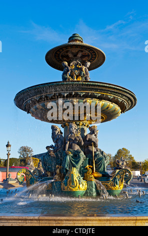 L'une des deux fontaines de Paris à la place de la Concorde, la Fontaine Maritime est superbement baroque. Banque D'Images