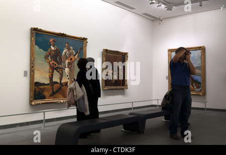 Les personnes à la recherche de peintures au musée de l'Orangerie à Paris. Banque D'Images