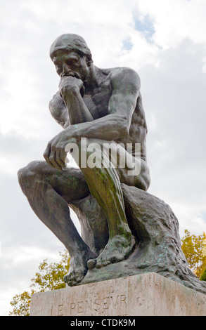L'un des plus célèbres œuvres de Rodin, le penseur, attire des foules au jardin entourant le Musée Rodin. Banque D'Images
