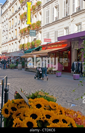 Scène de rue le long de la Rue Cler, dans le quartier des Invalides de Paris, France. Banque D'Images