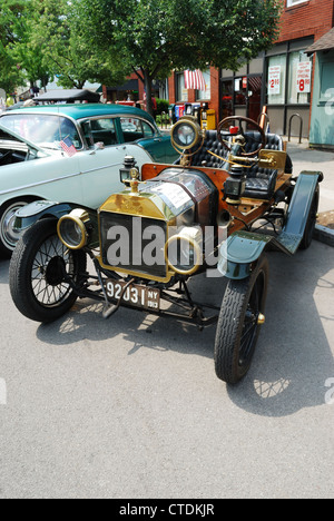 Voiture restaurée sur la pièce sur le site de la grande course. Banque D'Images