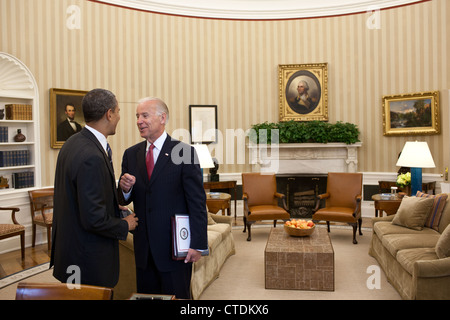 Le président américain Barack Obama parle avec le Vice-président Joe Biden dans le bureau ovale le 5 juin 2012 à Washington, DC. Banque D'Images