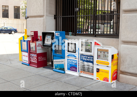 Rangée de distributeurs automatiques de journaux Banque D'Images