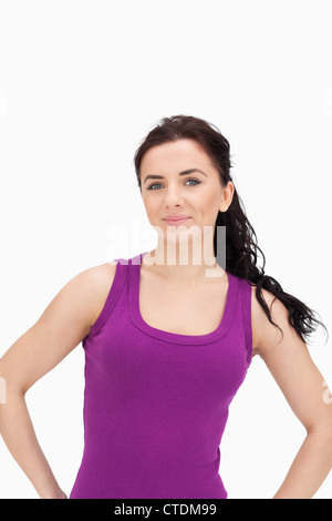 Femme portant un réservoir supérieur violet Banque D'Images