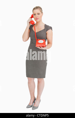 Femme sérieuse avec un appel de téléphone rétro Banque D'Images