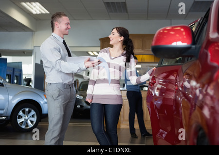 Smiling salesman talking avec une femme Banque D'Images