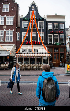 Juin 2012 Café Hoppe au Spui couvert de drapeaux orange à cause de l'équipe néerlandaise dans le championnat de football européen Banque D'Images