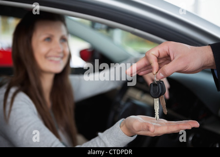 Femme heureuse de recevoir des clés de voiture Banque D'Images