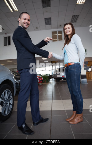 Man shaking hand with woman Banque D'Images