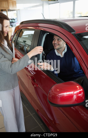 Businesswoman giving clés de voiture à un client Banque D'Images