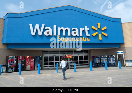 Vue extérieure Femme marchant dans un magasin Walmart Supercenter Ontario Canada KATHY DEWITT Banque D'Images