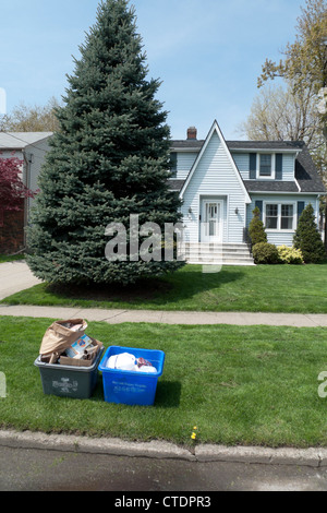 Ménage en bordure de boîtes de recyclage à l'extérieur d'une chambre à Fort Erie, Ontario Canada Banque D'Images