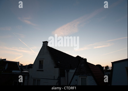 Juin 2012 Vue depuis le dernier étage de l'Hôtel van Onna pendant le coucher du soleil avec quelques traînées d'avion. Banque D'Images