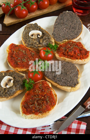 Crostini aux tomates, champignons et croûtons au pâté de foie de poulet crostinis Banque D'Images