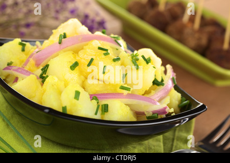 Salade de pommes de terre avec les oignons préparés en Swabian-Style (Allemagne du Sud) avec une sauce moutarde vinaigre garni de ciboulette Banque D'Images