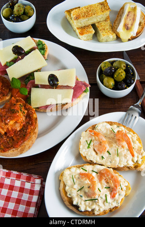 Bocadillos (fromage et les crevettes, la morue et la tomate, jambon et fromage brie, camembert, pomme de terre et truffe), cuisine espagnole, Espagne Banque D'Images