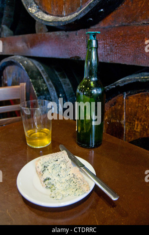 Apéritif : espagnol service à fromage cabrales et cidre. Les Asturies, Espagne. Banque D'Images