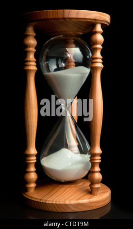 Le sable qui s'écoule à l'intérieur d'hourglass Banque D'Images