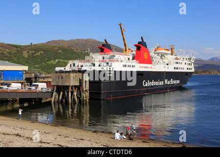 Caledonian MacBrayne véhicules du débarquement à l'île de Lewis ferry de Stornoway en port sur le Loch Broom Ullapool Scotland UK Banque D'Images