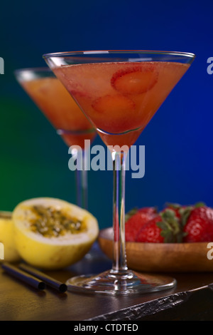 Cocktail péruvien appelé fait Pisquina de pisco, fruit de la passion et le jus de canneberges, fraises fraîches, du sucre et de la glace Banque D'Images