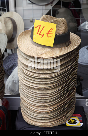 Pile de chapeaux panama paille ou plaisanciers dans un shop en France Banque D'Images