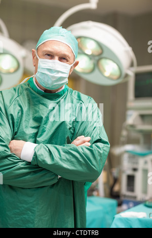 Chirurgien croisant les bras en position debout Banque D'Images