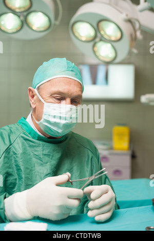 Chirurgien holding scissors Banque D'Images