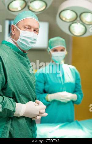 Deux passage chirurgien ses mains pendant qu'il l'article Banque D'Images