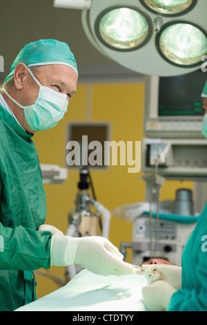 Chirurgien smiling while holding a ciseaux Banque D'Images
