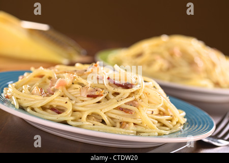 Spaghetti alla carbonara faites avec bacon, œufs, fromage et poivre noir (Selective Focus Focus, un tiers dans le repas) Banque D'Images
