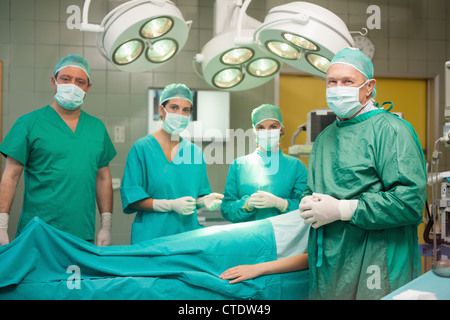 L'équipe médicale qui entoure un patient Banque D'Images