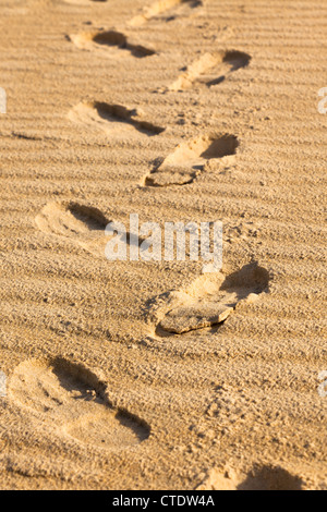 Pied imprime sur un sable. Shot verticale, petit GRIP Banque D'Images