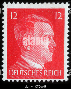 REICH ALLEMAND - VERS 1942 : un timbre imprimé en Allemagne montre libre avec portrait d'Adolf Hitler, série, vers 1942 Banque D'Images