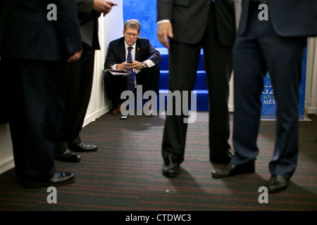 Secrétaire de presse de la Maison Blanche Jay Carney travaille sur son BlackBerry, le président Barack Obama participe au Sommet du G20 conférence de presse au centre de congrès Los Cabos, le 19 juin 2012 à Los Cabos, au Mexique. Banque D'Images