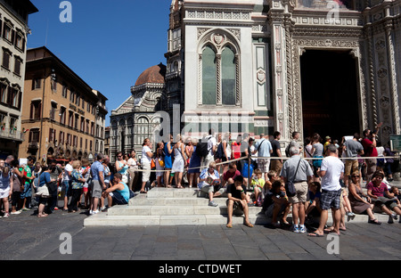 Les touristes queue pour entrer dans la cathédrale de Florence, Italie Banque D'Images