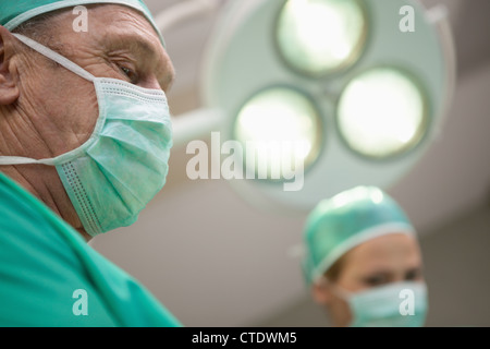 Deux surgeon standing sous une lumière chirurgicale Banque D'Images