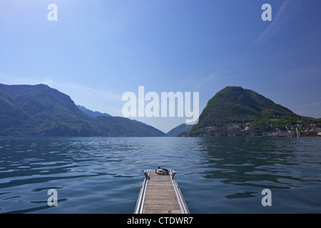 Canard sur jetty à Lugano, vue sur le Mont San Salvador, le lac de Lugano, Tessin, Suisse, Europe Banque D'Images