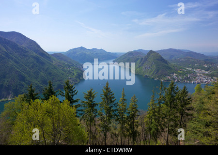 Vue sur le Mont San Salvador du Monte Bre, le lac de Lugano, Lugano, Tessin, Suisse, Europe Banque D'Images