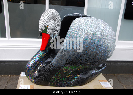 Affichage des sculptures artistiques swan dans Wells Somerset UK Banque D'Images