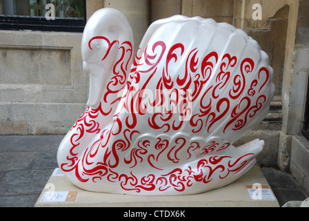 Affichage des sculptures artistiques swan dans Wells Somerset UK Banque D'Images