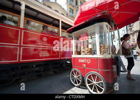 ISTANBUL, TURQUIE. Un simit stand et tramway sur l'avenue Istiklal Caddesi dans le quartier de Beyoglu de la ville. 2012. Banque D'Images