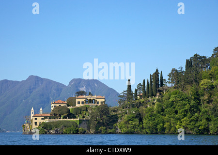 Villa del Balbianello sur Punta di Lavedo au soleil du printemps, le lac de Côme, Italie du Nord, en Europe Banque D'Images