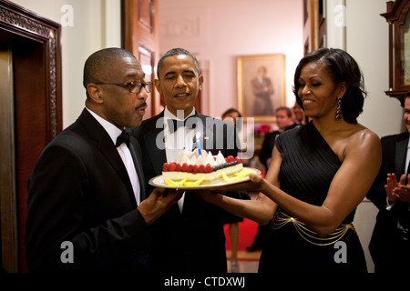 Le président américain Barack Obama et la Première Dame Michelle Obama présente un gâteau pour Usher Assistant l'huissier à l'extérieur Dickson Reggie's Office de la Maison Blanche, à la suite d'une médaille présidentielle de la liberté et le dîner cérémonie honorant le président Shimon Peres d'Israël le 13 juin 2012 à Washington, DC. Banque D'Images
