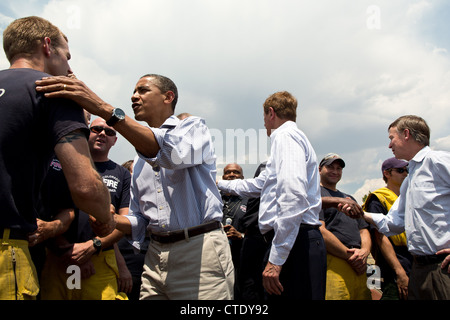 Le président américain Barack Obama le personnel accueille à combattre des incendies de la caserne no 9, 29 juin 2012 à Colorado Springs, CO Banque D'Images