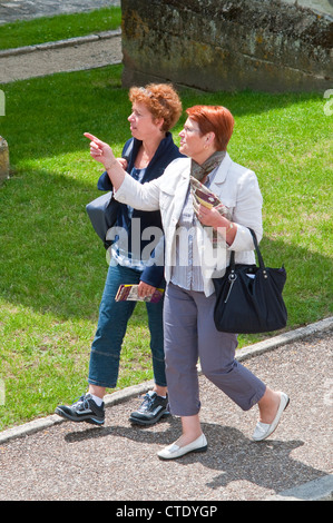 Vue de dessus de deux femmes marchant le long trottoir - France. Banque D'Images