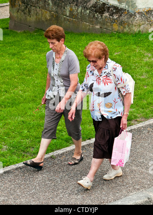 Vue de dessus de deux femmes marchant le long trottoir - France. Banque D'Images